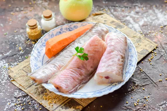 рыба на сковороде с луком и морковью фото 1